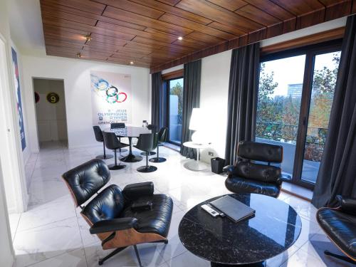 Deluxe Suite with Balcony and Park View - Lounge Area del hotel Park Grenoble - Mgallery. Foto 2