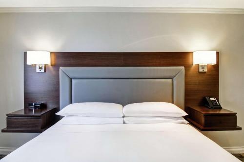 Habitación con cama extragrande. del hotel Doubletree By Hilton Toronto Downtown