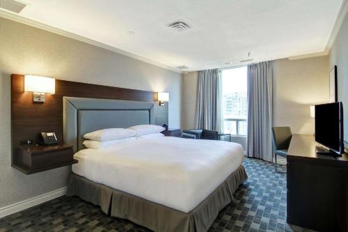 Habitación con cama extragrande. del hotel Doubletree By Hilton Toronto Downtown. Foto 1