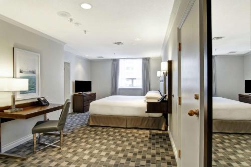Habitación con cama extragrande. del hotel Doubletree By Hilton Toronto Downtown. Foto 3