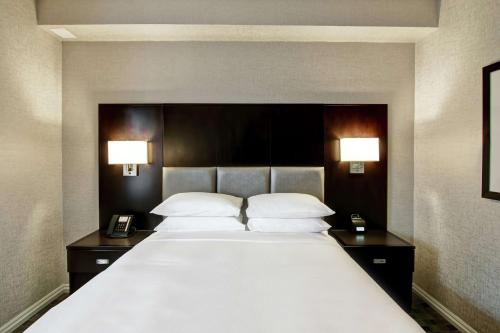 Habitación con cama extragrande. del hotel Doubletree By Hilton Toronto Downtown. Foto 4