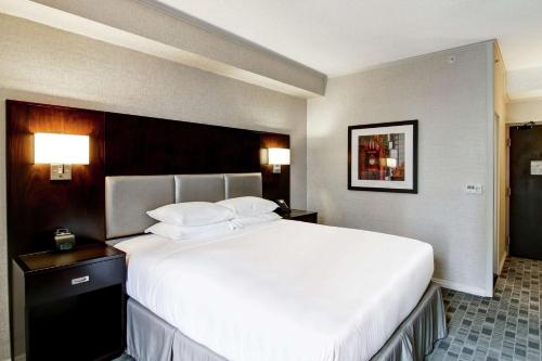 Habitación con cama extragrande. del hotel Doubletree By Hilton Toronto Downtown. Foto 6