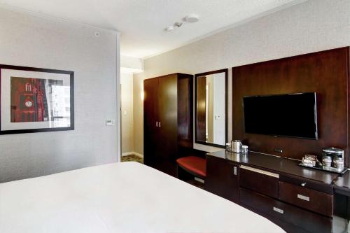 Habitación con cama extragrande. del hotel Doubletree By Hilton Toronto Downtown. Foto 8