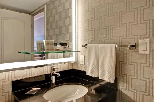 Habitación Doble - 2 camas dobles del hotel Doubletree By Hilton Toronto Downtown. Foto 2