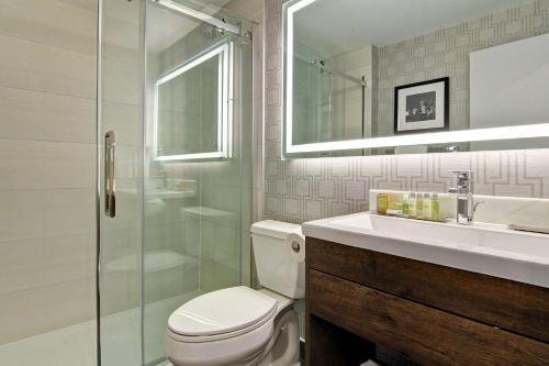 Suite Deluxe con cama extragrande y sofá cama del hotel Doubletree By Hilton Toronto Downtown
