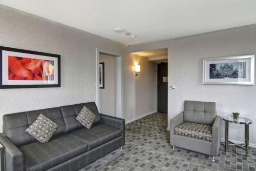 Suite Deluxe con cama extragrande y sofá cama del hotel Doubletree By Hilton Toronto Downtown. Foto 2