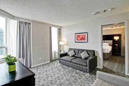 Suite Deluxe con cama extragrande y sofá cama del hotel Doubletree By Hilton Toronto Downtown. Foto 3