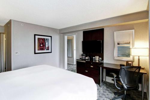Suite Deluxe con cama extragrande y sofá cama del hotel Doubletree By Hilton Toronto Downtown. Foto 4