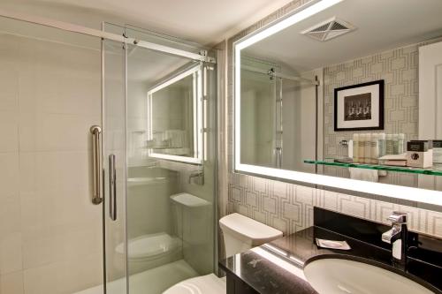 Suite Deluxe con cama extragrande y sofá cama del hotel Doubletree By Hilton Toronto Downtown. Foto 5