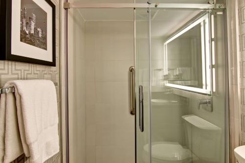 Suite Deluxe con cama extragrande y sofá cama del hotel Doubletree By Hilton Toronto Downtown. Foto 6