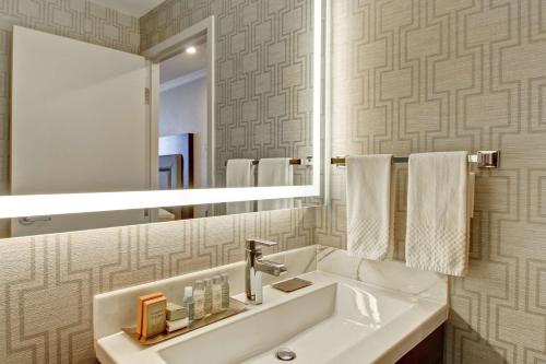 Suite Superior con cama grande de 1 dormitorio del hotel Doubletree By Hilton Toronto Downtown. Foto 1