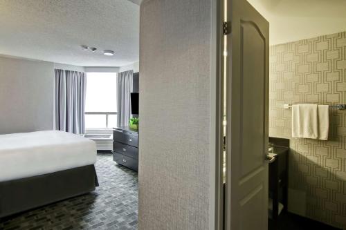Suite Superior con cama grande de 1 dormitorio del hotel Doubletree By Hilton Toronto Downtown. Foto 3