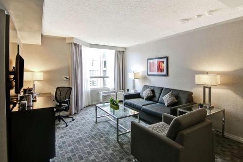 Suite Superior con cama grande de 1 dormitorio del hotel Doubletree By Hilton Toronto Downtown. Foto 4