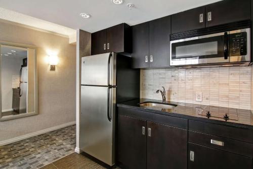 Suite Superior con cama grande de 1 dormitorio del hotel Doubletree By Hilton Toronto Downtown. Foto 6