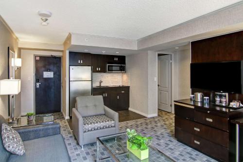 Suite Superior con cama grande de 1 dormitorio del hotel Doubletree By Hilton Toronto Downtown. Foto 7
