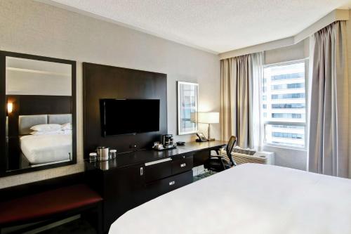 Habitación con cama grande del hotel Doubletree By Hilton Toronto Downtown. Foto 1