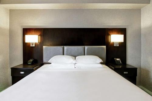 Habitación con cama grande del hotel Doubletree By Hilton Toronto Downtown. Foto 2