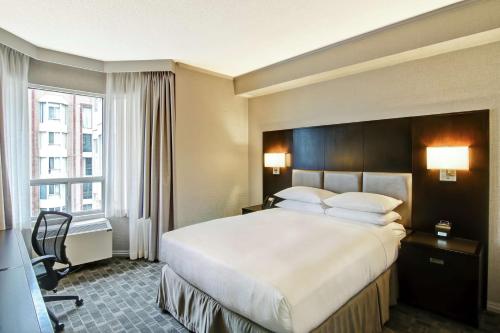 Habitación con cama grande del hotel Doubletree By Hilton Toronto Downtown. Foto 3