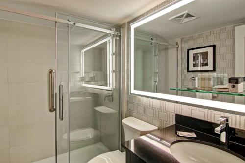 Habitación con cama grande y bañera - Adaptada para personas de movilidad reducida del hotel Doubletree By Hilton Toronto Downtown. Foto 1