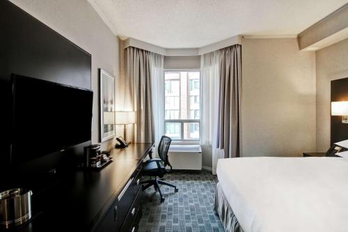 Habitación con cama grande y bañera - Adaptada para personas de movilidad reducida del hotel Doubletree By Hilton Toronto Downtown. Foto 2