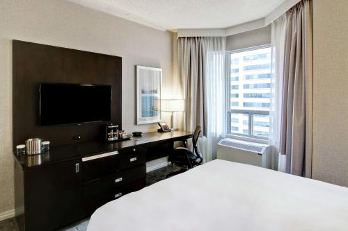 Habitación con cama grande y bañera - Adaptada para personas de movilidad reducida del hotel Doubletree By Hilton Toronto Downtown. Foto 3
