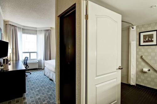 Habitación con cama grande y bañera - Adaptada para personas de movilidad reducida del hotel Doubletree By Hilton Toronto Downtown. Foto 5