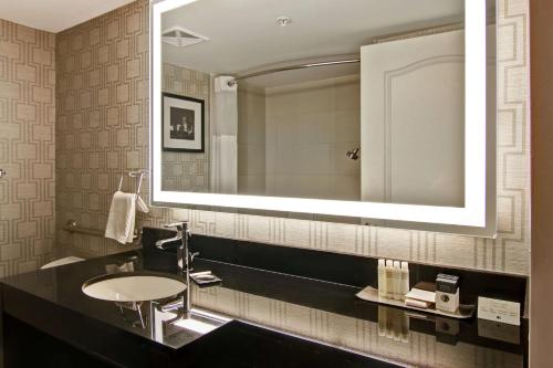 Habitación con ducha a ras de suelo - 1 cama grande del hotel Doubletree By Hilton Toronto Downtown