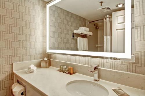 Suite Deluxe de 1 dormitorio con cama extragrande del hotel Doubletree By Hilton Toronto Downtown