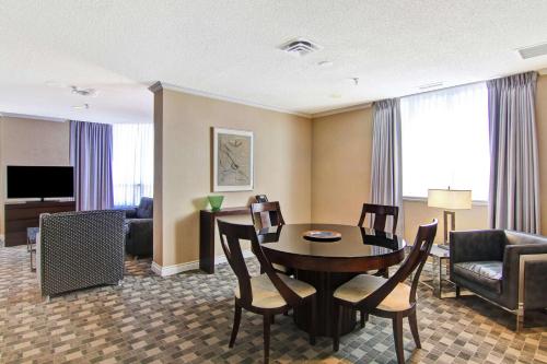 Suite Deluxe de 1 dormitorio con cama extragrande del hotel Doubletree By Hilton Toronto Downtown. Foto 1