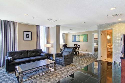 Suite Deluxe de 1 dormitorio con cama extragrande del hotel Doubletree By Hilton Toronto Downtown. Foto 2