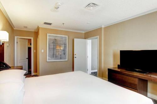 Suite Deluxe de 1 dormitorio con cama extragrande del hotel Doubletree By Hilton Toronto Downtown. Foto 4