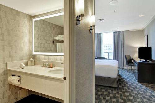 Suite Premium - Cama extragrande del hotel Doubletree By Hilton Toronto Downtown