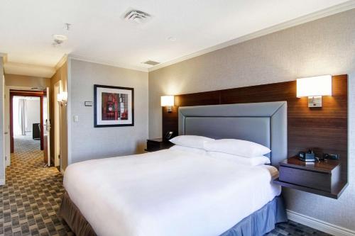 Suite Premium - Cama extragrande del hotel Doubletree By Hilton Toronto Downtown. Foto 2