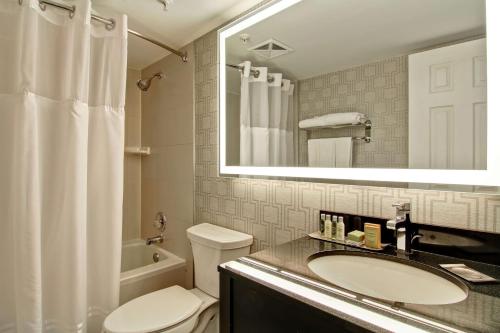 Suite Premium - Cama extragrande del hotel Doubletree By Hilton Toronto Downtown. Foto 3