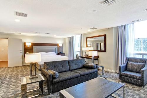 Suite Deluxe con cama extragrande y zona de cocina del hotel Doubletree By Hilton Toronto Downtown