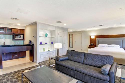 Suite Deluxe con cama extragrande y zona de cocina del hotel Doubletree By Hilton Toronto Downtown. Foto 1
