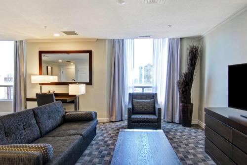Suite Deluxe con cama extragrande y zona de cocina del hotel Doubletree By Hilton Toronto Downtown. Foto 2
