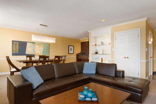 Suite Deluxe con cama extragrande y zona de cocina del hotel Doubletree By Hilton Toronto Downtown. Foto 3