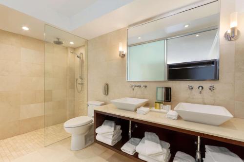Suite Deluxe con cama extragrande y zona de cocina del hotel Doubletree By Hilton Toronto Downtown. Foto 4