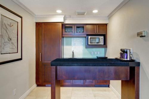 Suite Deluxe con cama extragrande y zona de cocina del hotel Doubletree By Hilton Toronto Downtown. Foto 5