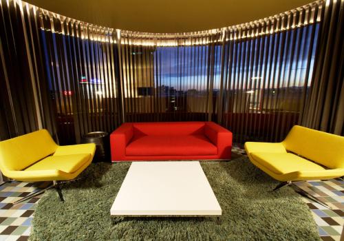 Suite Junior con acceso al salón executive del hotel Puerta América. Foto 5