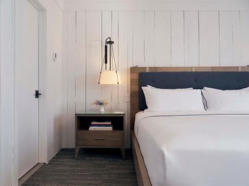 Habitación Deluxe con cama extragrande del hotel Montauk Yacht Club. Foto 1