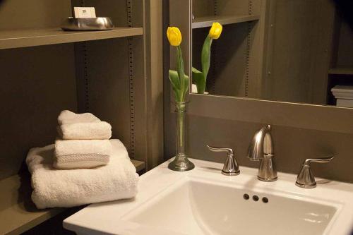 Habitación Deluxe con vistas al parque - 1 cama grande del hotel The Morgan State House. Foto 1