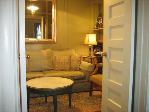 Suite Library con cama grande - Acceso por escaleras del hotel The Morgan State House. Foto 3