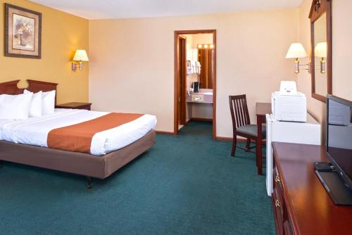 Habitación con cama extragrande y bañera de hidromasaje - para fumadores del hotel Americas Best Value Inn Plattsburgh. Foto 1