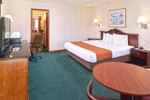 Habitación con cama extragrande y bañera de hidromasaje - para fumadores del hotel Americas Best Value Inn Plattsburgh. Foto 2
