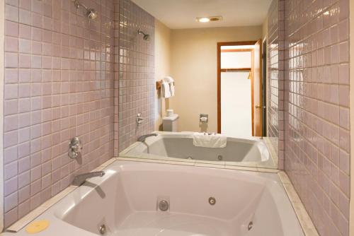 Habitación con cama extragrande y bañera de hidromasaje - para fumadores del hotel Americas Best Value Inn Plattsburgh. Foto 4