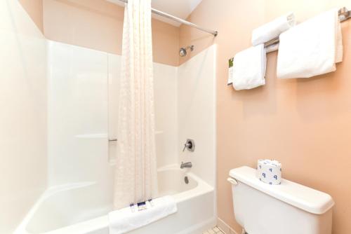 Habitación Doble con 2 camas dobles - No fumadores del hotel Americas Best Value Inn Plattsburgh. Foto 7