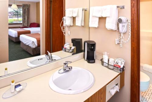 Habitación Doble - 2 camas dobles - Fumadores del hotel Americas Best Value Inn Plattsburgh. Foto 8