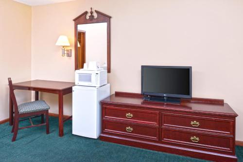 Habitación Doble - 2 camas dobles - Fumadores del hotel Americas Best Value Inn Plattsburgh. Foto 10